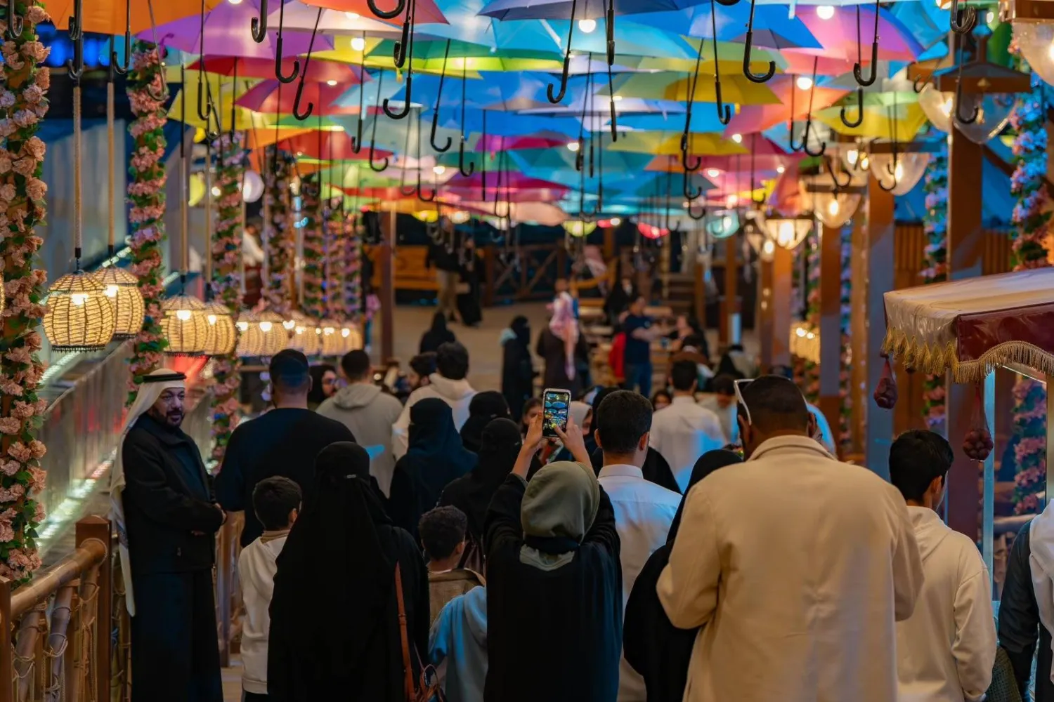 مشاهد مبهرة في قلب الرياض.. آلاف الزوار يوثقون لحظة انطلاق الموسم الجديد