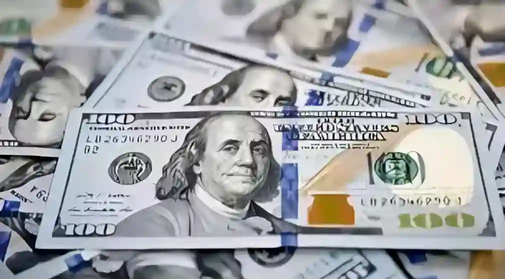 الدولار يصعد مع تفاؤل تجاري