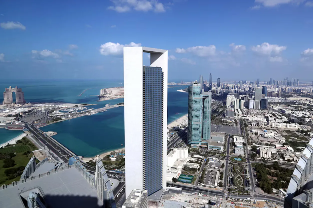 أدنوك للإمداد وإن إم دي سي يعززان التعاون البحري في أبوظبي لتعزيز المشاريع الاستراتيجية