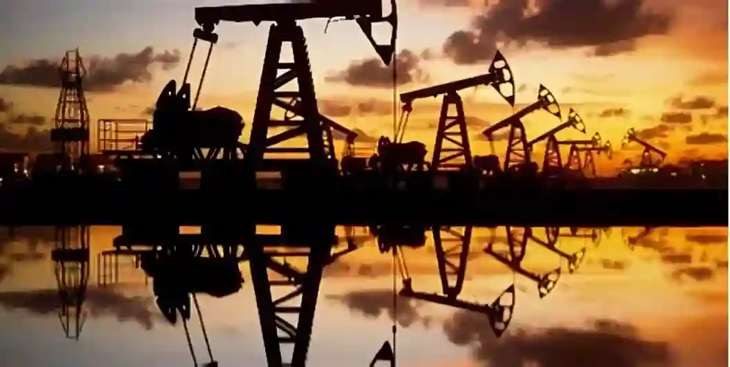 النفط يقفز بعد الضربات الأمريكية