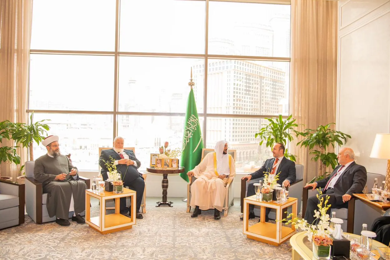 مفتي المملكة يلتقي وزير الشؤون الإسلامية لتعزيز التعاون الديني في إطار دعم القيم الإسلامية الوسطية